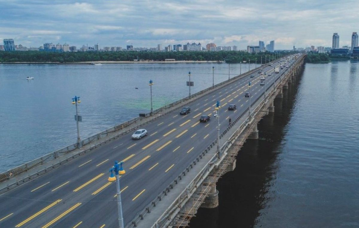 В Києві відновлено рух мостом Патона та Метро
