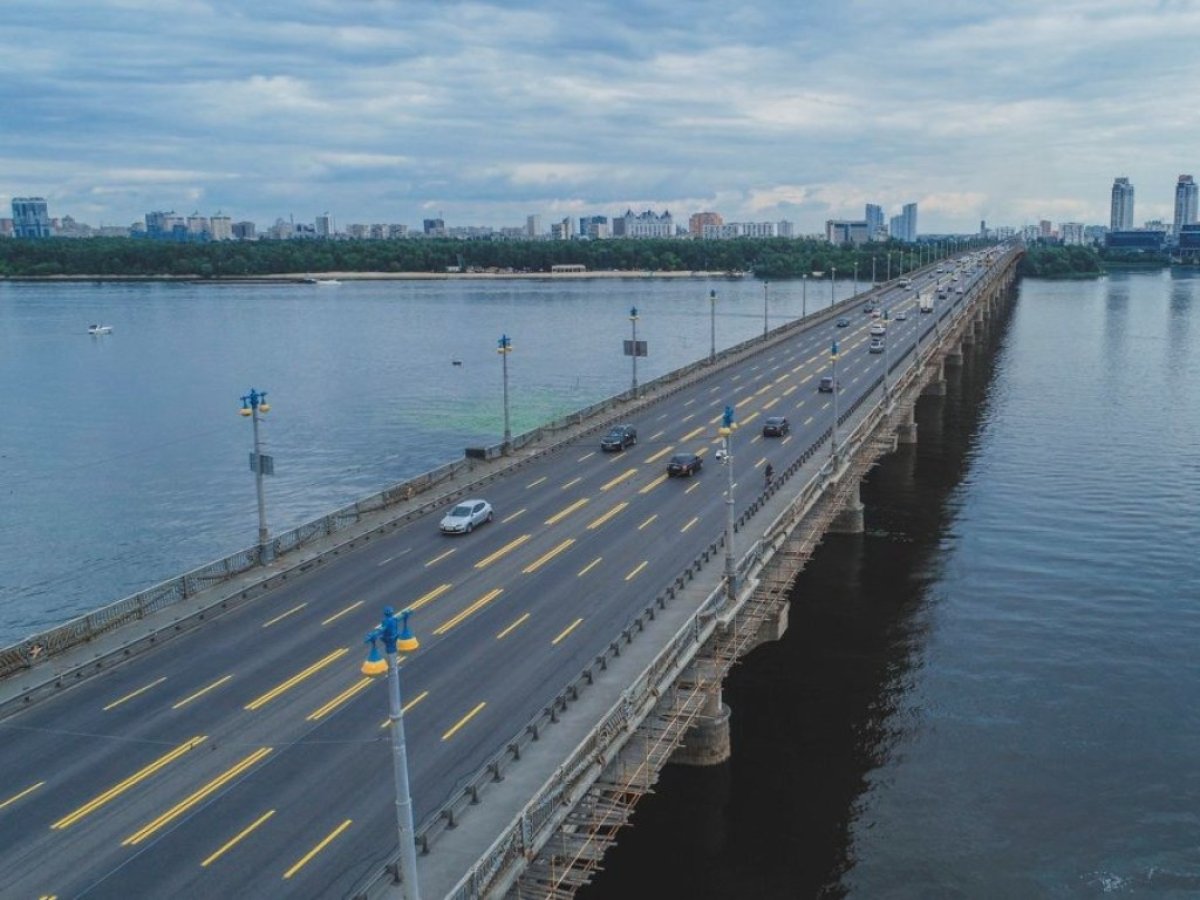 В Києві відновлено рух мостом Патона та Метро