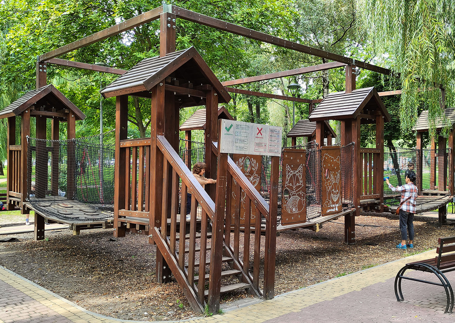 Парк «Веселка» - место для отдыха через дорогу от «Файна Таун»
